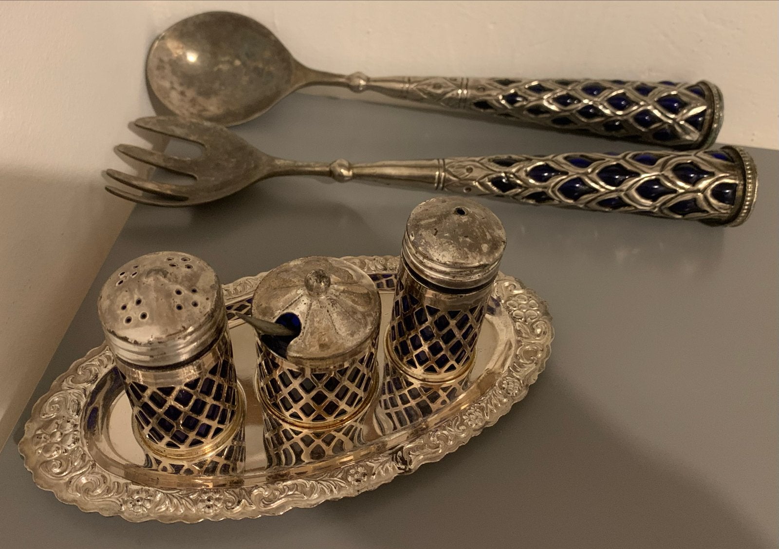 Antieke zilverkleurige serveerset met blauw Cobalt glas, Antiek en Kunst, Ophalen of Verzenden