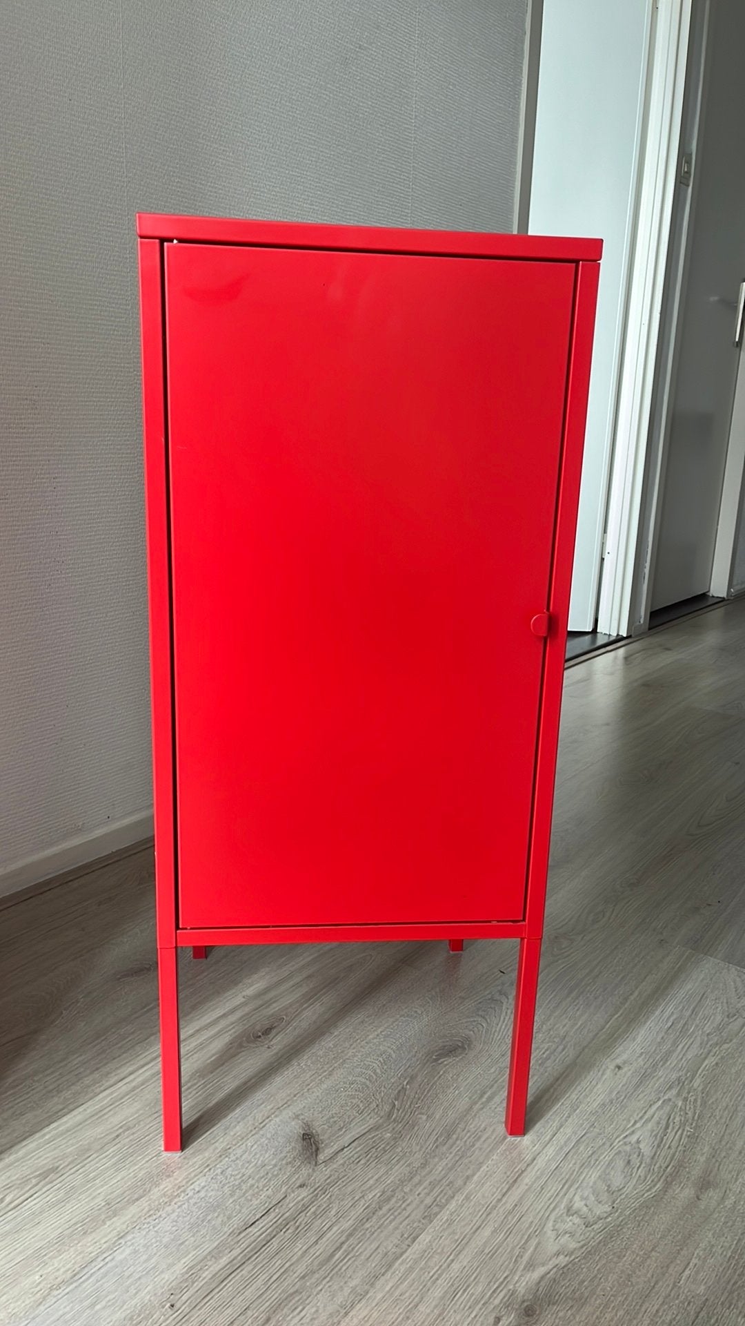 Rode metalen kast Ikea Lixhult, Huis en Inrichting, Kasten | Lockerkasten, Ophalen, Zo goed als nieuw