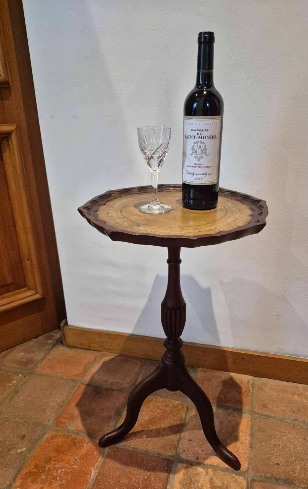 Engelse wijntafel / bijzettafeltje, driepoot met leren blad, Ophalen of Verzenden