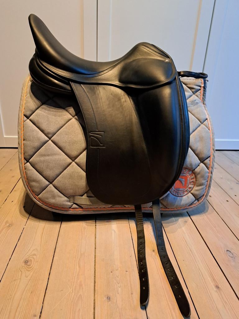Luc Childeric DSG zadel 17inch, Dieren en Toebehoren, Ophalen, Zo goed als nieuw, Dressuur