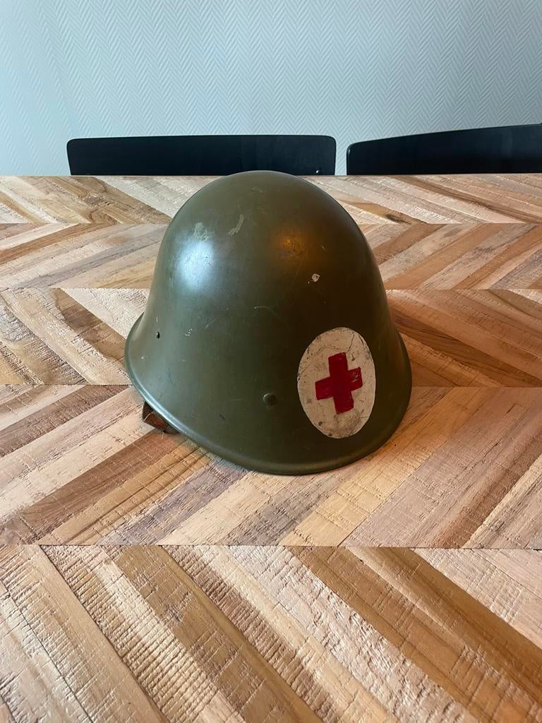 Originele WW2 Nederlandse Rode Kruis helm, Ophalen of Verzenden, Overige soorten, Nederland, Helm of Baret