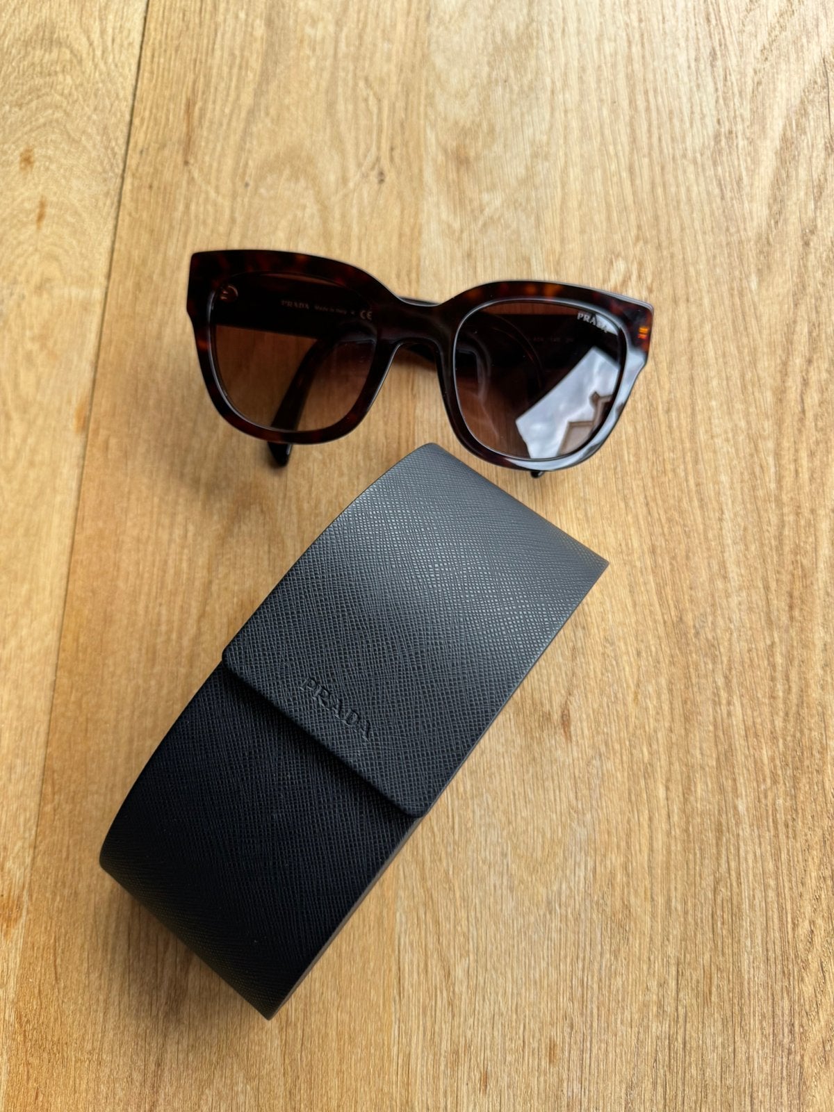 Prada Zonnebril SPR C04 - Zo goed als nieuw, Sieraden, Tassen en Uiterlijk, Zonnebrillen en Brillen | Dames, Zonnebril, Ophalen of Verzenden