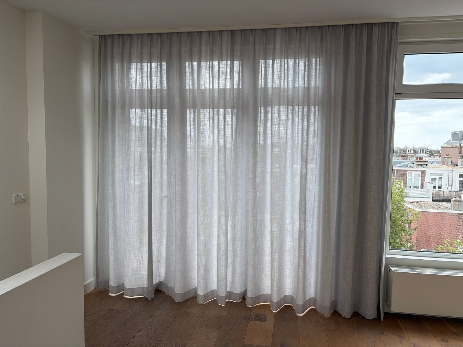 Lichtgrijs vitrage gordijn - 310 cm breed, 300 cm hoog, Verzenden, Zo goed als nieuw, 200 cm of meer, Grijs