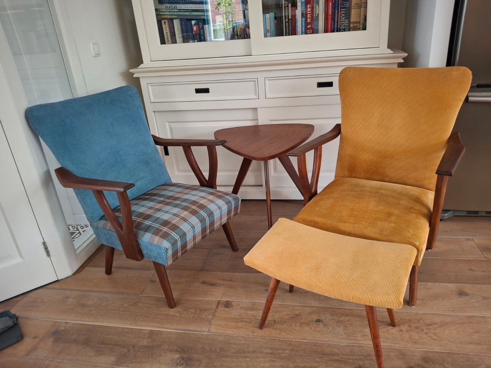 Vintage fauteuil met hocker en bijzettafel, jaren '60, Huis en Inrichting, Ophalen, Hout, Gebruikt, Twee