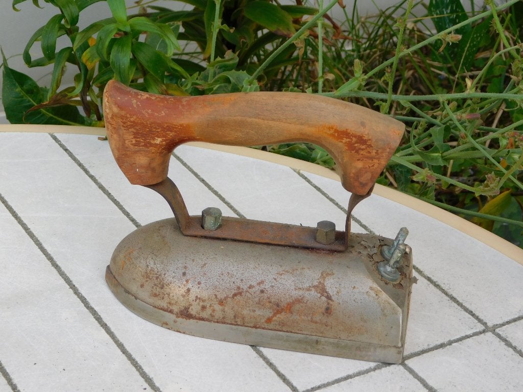 ANTIEK STRIJKIJZER MET HOUTEN HANDGREEP. Fraai!, Ophalen of Verzenden