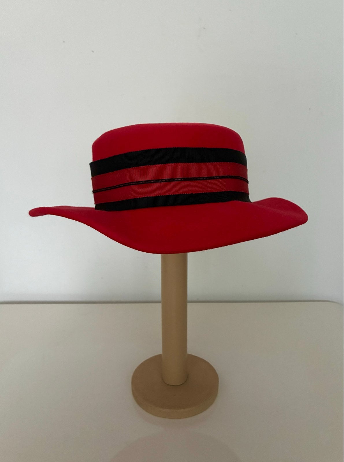 Stijlvolle Rode vilten Design Hoed merk Praha, Ophalen of Verzenden, Zo goed als nieuw, One size fits all, Hoed