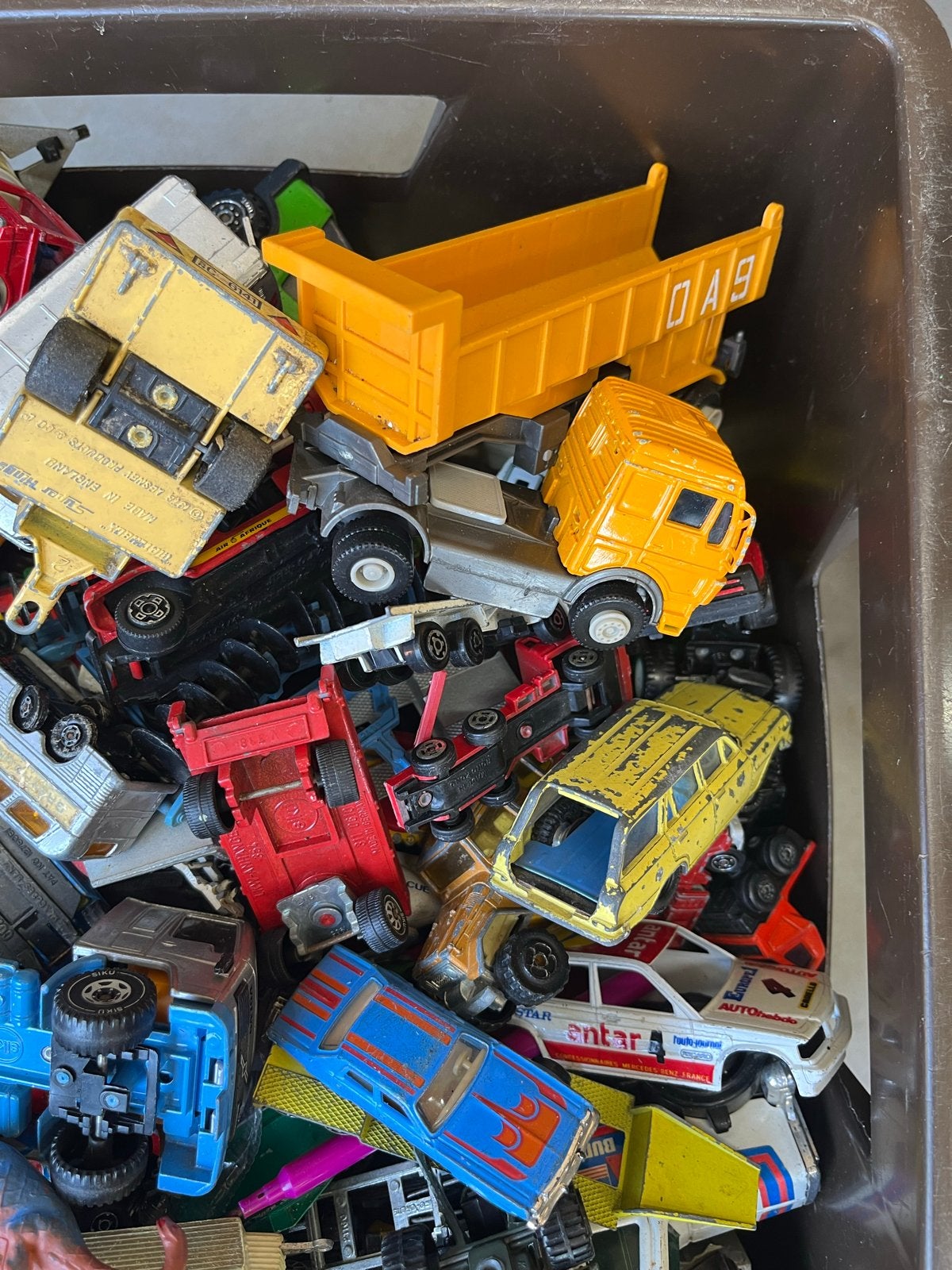 Curver kist vol speelgoed autootjes, Ophalen, Gebruikt, Auto
