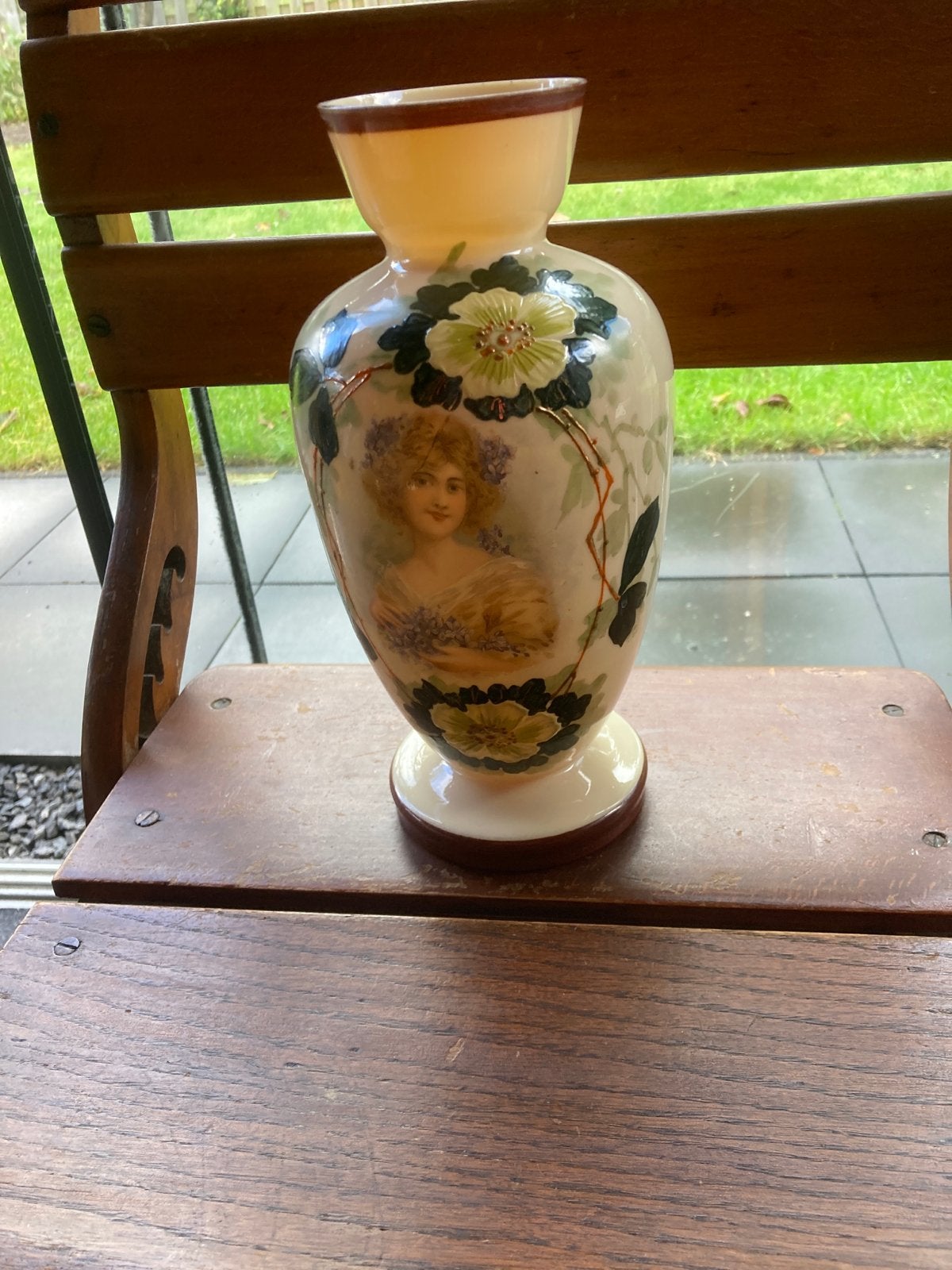 Antieke vaas met bloemen en portret, Ophalen of Verzenden