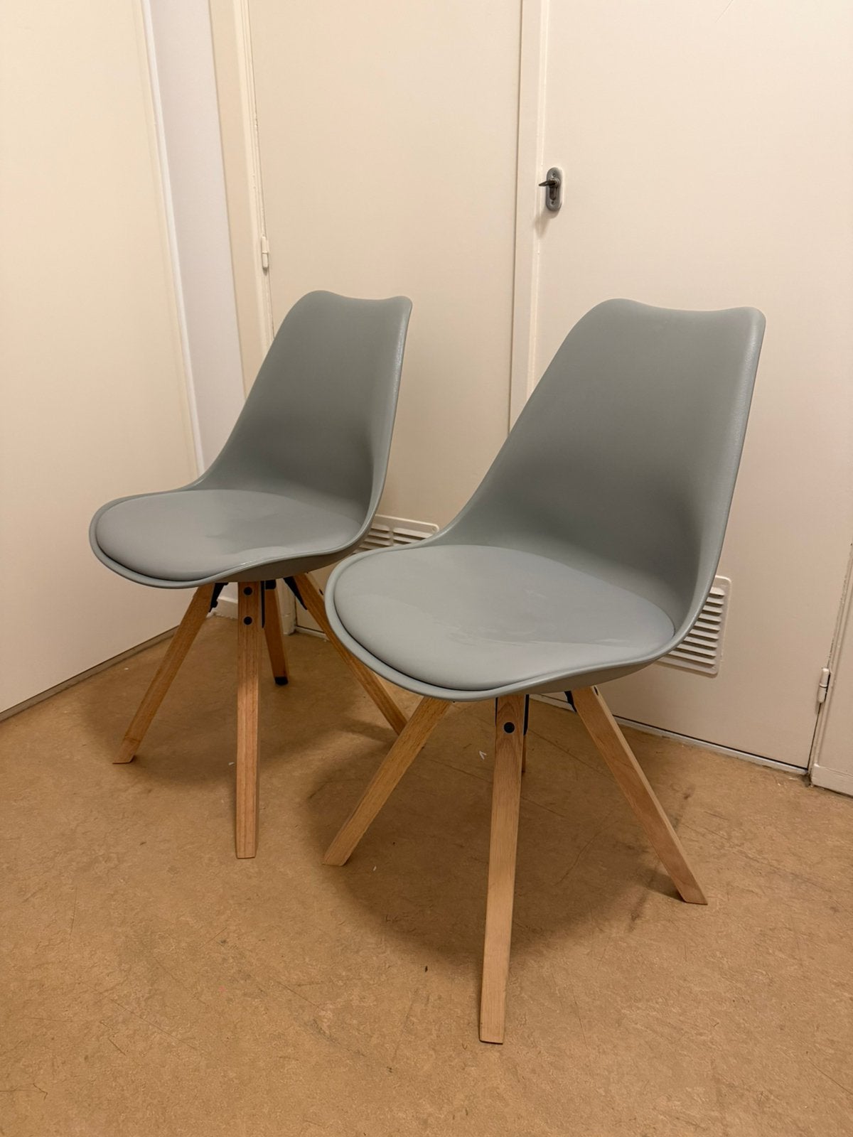 Leenbakker stoelen set - Grijs met houten poten, Huis en Inrichting, Ophalen, Gebruikt, Twee, Grijs