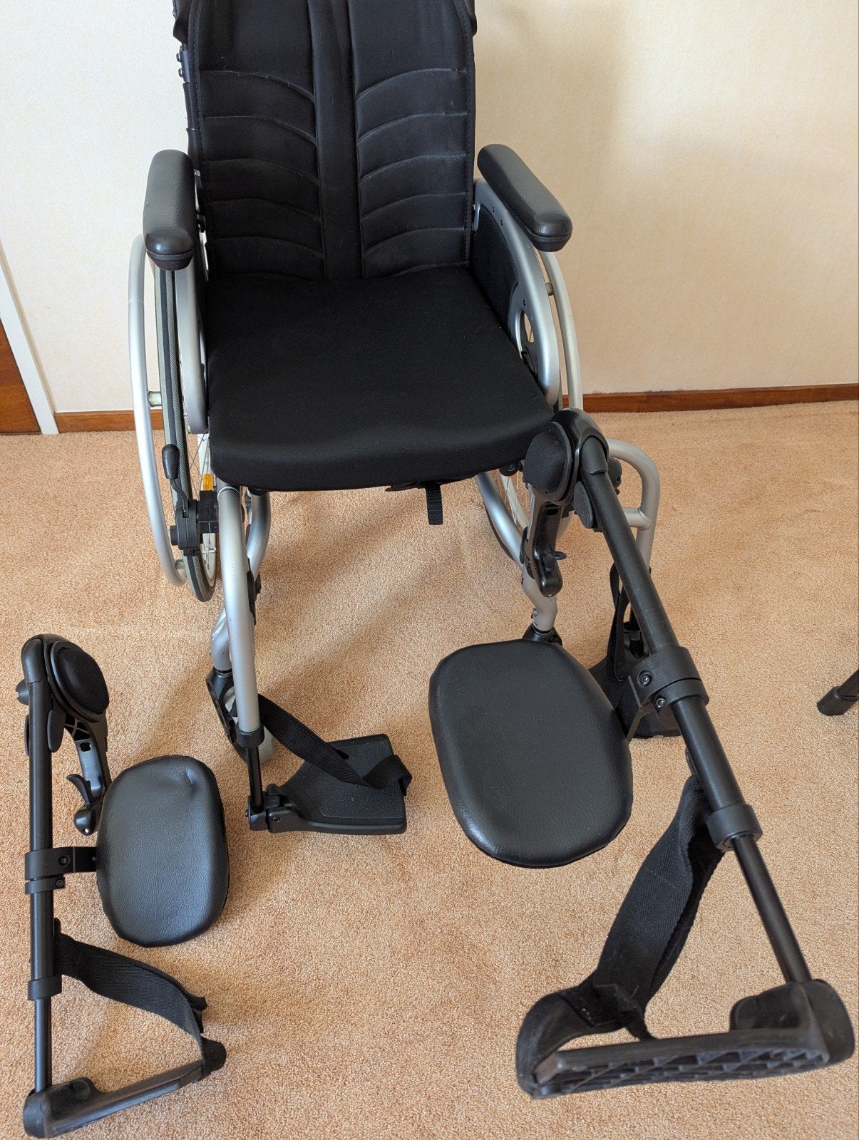 Verstelbare comfort beensteunen Quickie rolstoel (Xenon2), Diversen, Ophalen of Verzenden, Zo goed als nieuw, Duwrolstoel