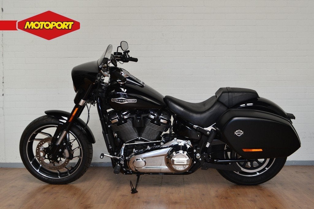 Harley-Davidson Sport Glide (bj 2019), Motoren, Motoren | Harley-Davidson, Laan van Vredenoord 33
2289 DA  Rijswijk, Chopper, Bedrijf