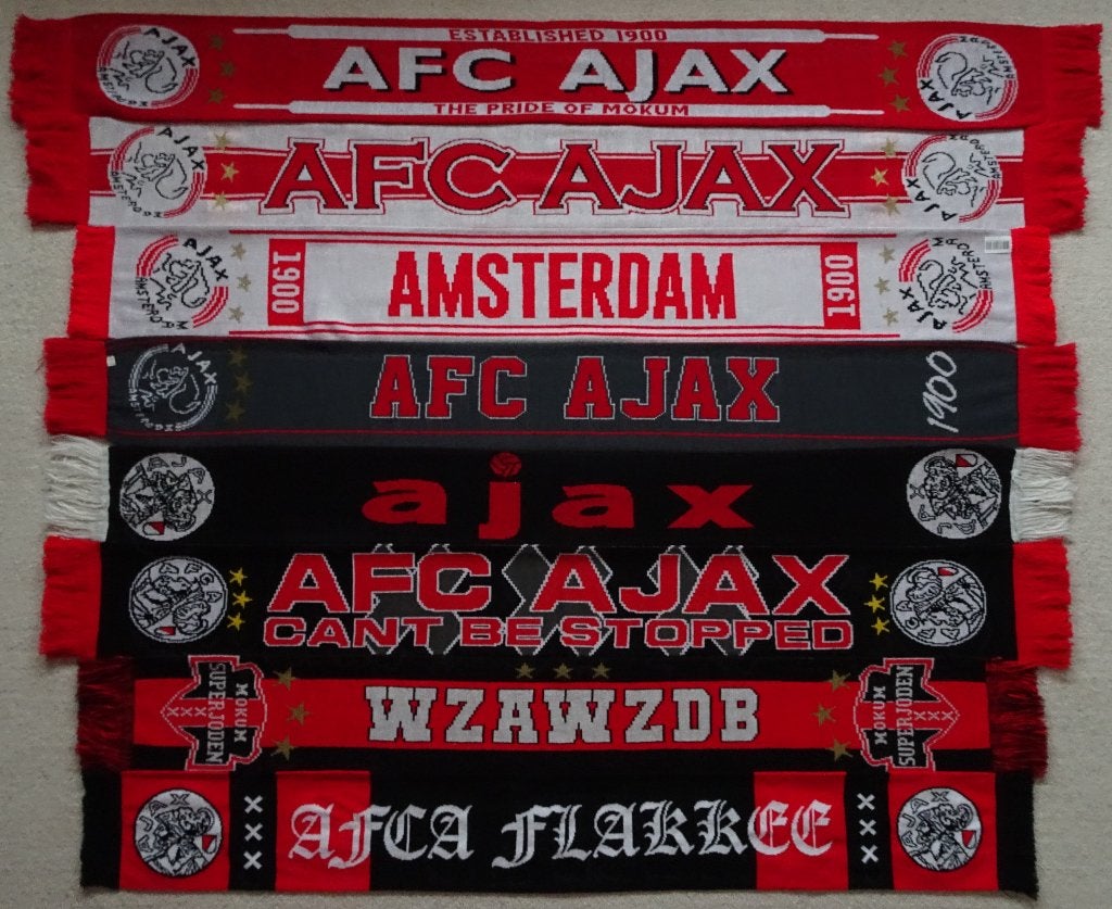 24 sjaals Ajax Amsterdam (incl. wedstrijdsjaals), Verzamelen, Sportartikelen en Voetbal, Ophalen of Verzenden, Zo goed als nieuw