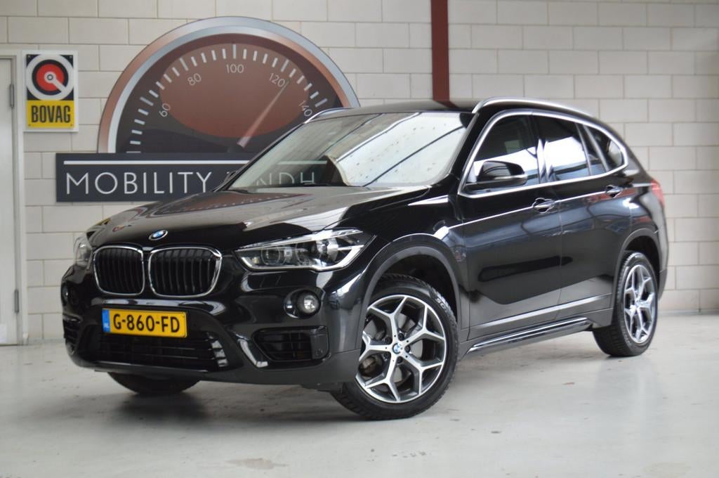 BMW X1 sDrive20i ExecEdition, Trekhaak, GARANTIE, NIEUWSTAAT, Auto's, BMW, 1998 cc, Stof, Automatische klimaatregeling, Zwart