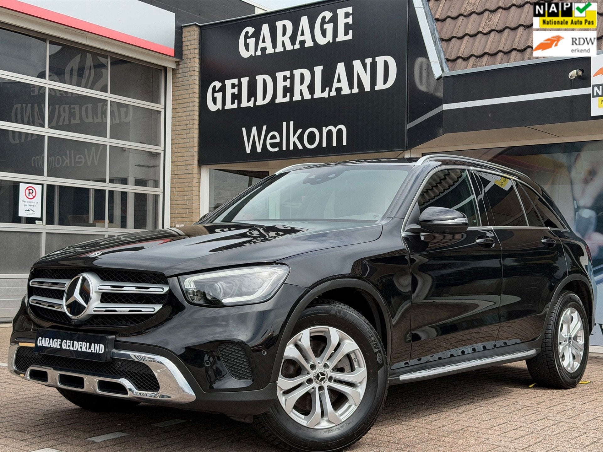 Mercedes-Benz GLC-klasse 200 4MATIC Premium Plus | Trekhaak, Gebruikt, Zwart, 2000 kg, Leder en Stof