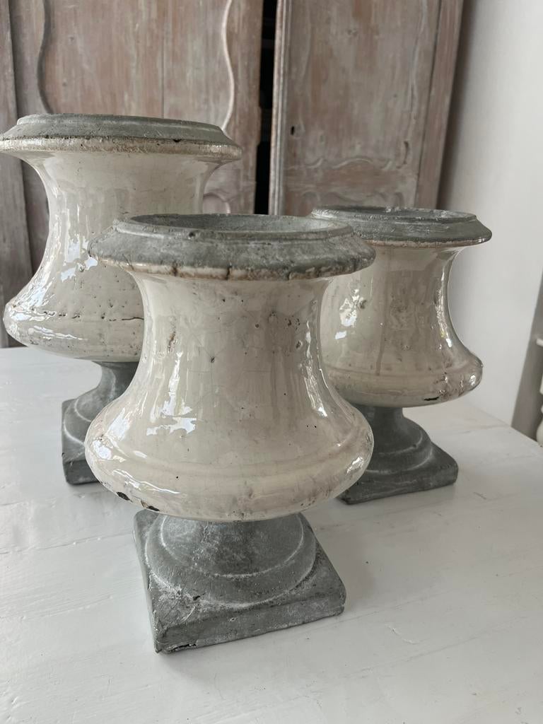 Set van 3 tuinvazen op voet  in brocante stijl, Tuin en Terras, Tuinvazen, Ophalen, Gebruikt