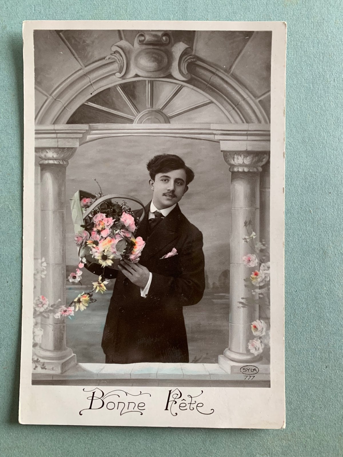 Bonne Fête - man met mandje bloemen, Ophalen of Verzenden, Voor 1920, Gelopen, Overige thema's