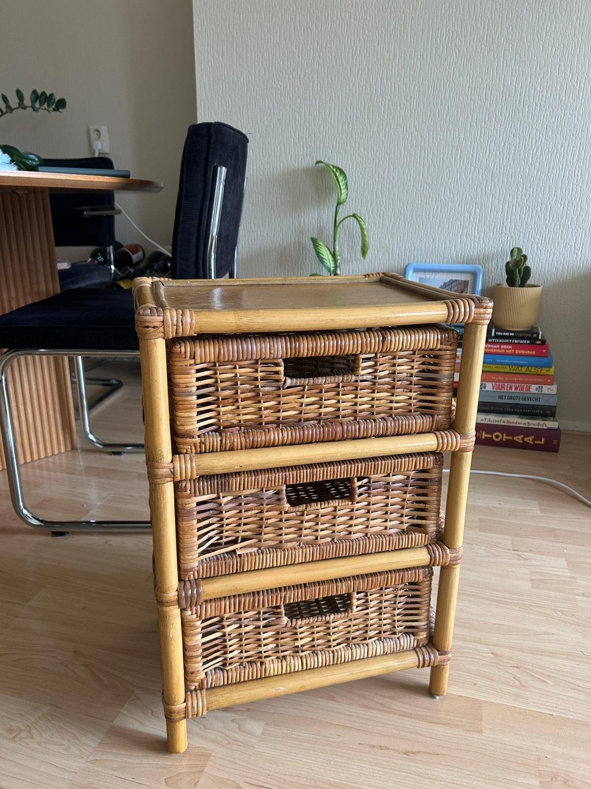 Vintage rotan/rieten nachtkastje met lades, Huis en Inrichting, Kasten | Ladekasten, Ophalen, Gebruikt, 50 tot 100 cm, 3 of 4 laden