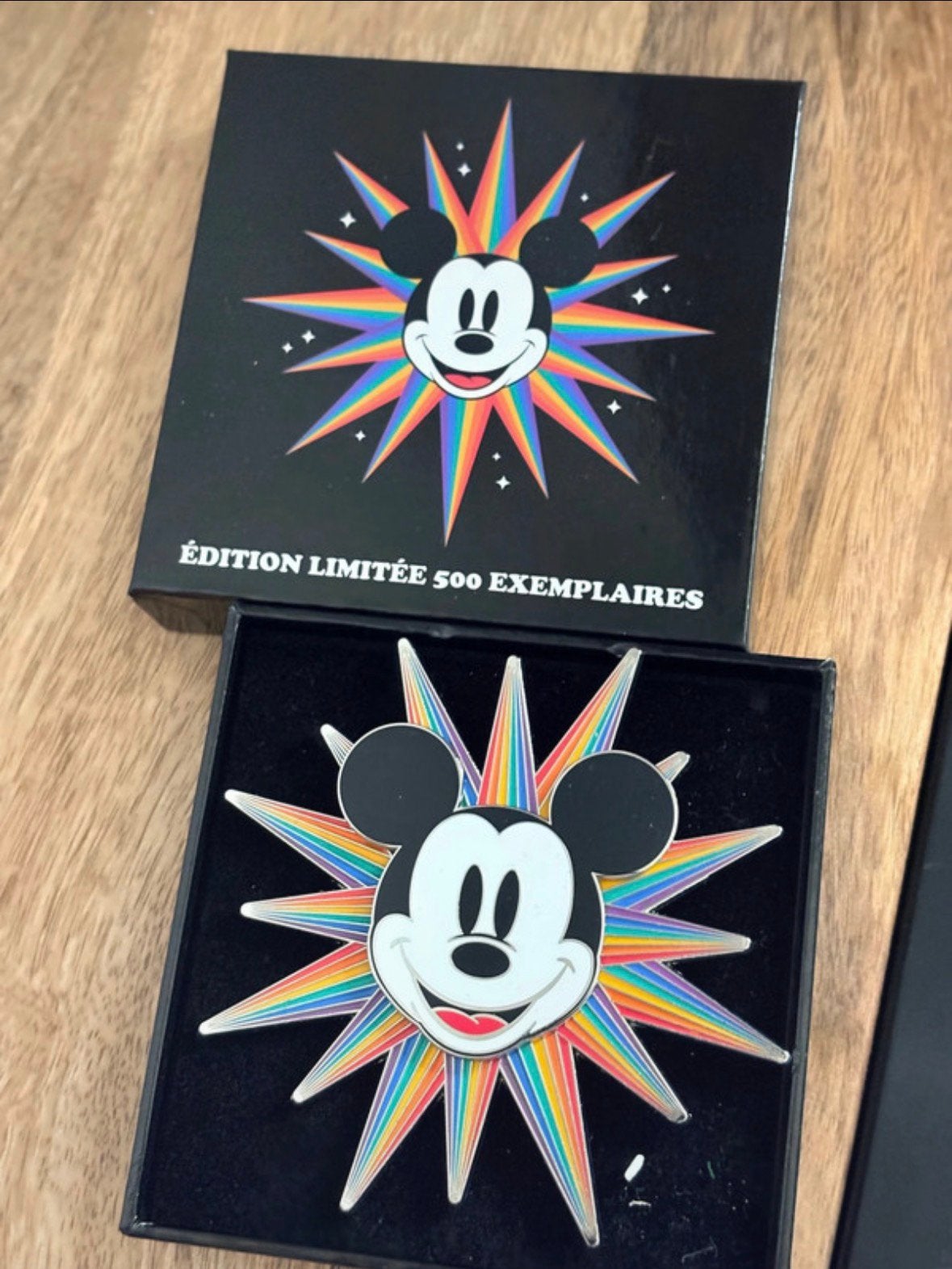 Disney limited mickey mouse pride jumbo pin, Verzamelen, Ophalen of Verzenden, Mickey Mouse, Zo goed als nieuw, Beeldje of Figuurtje
