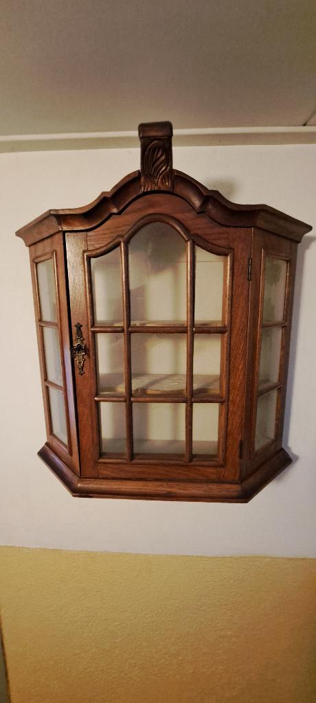 Hangend antiek Servieskastje, Ophalen