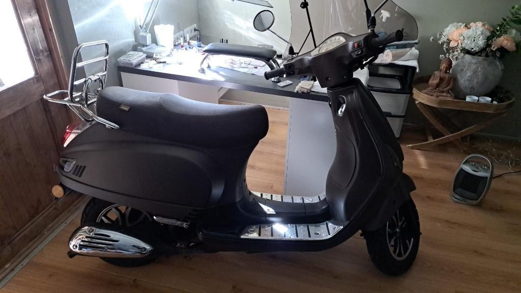 Mooie scooter met weining km., Fietsen en Brommers, Snorfietsen en Snorscooters, Zo goed als nieuw, Benzine, Ophalen, Overige merken