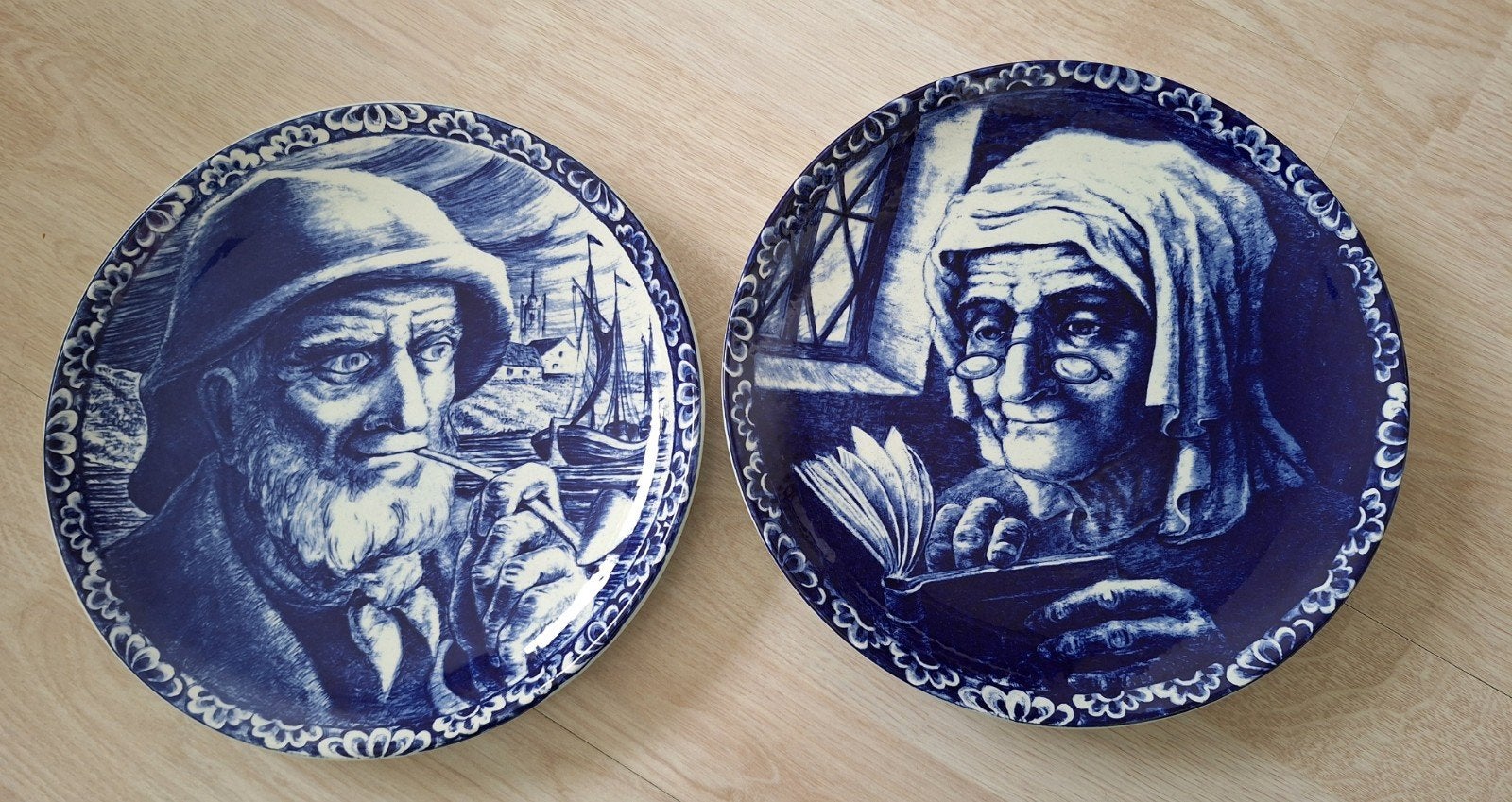 Te koop: twee wandborden la Louviere van Boch, delfts blauw, Ophalen