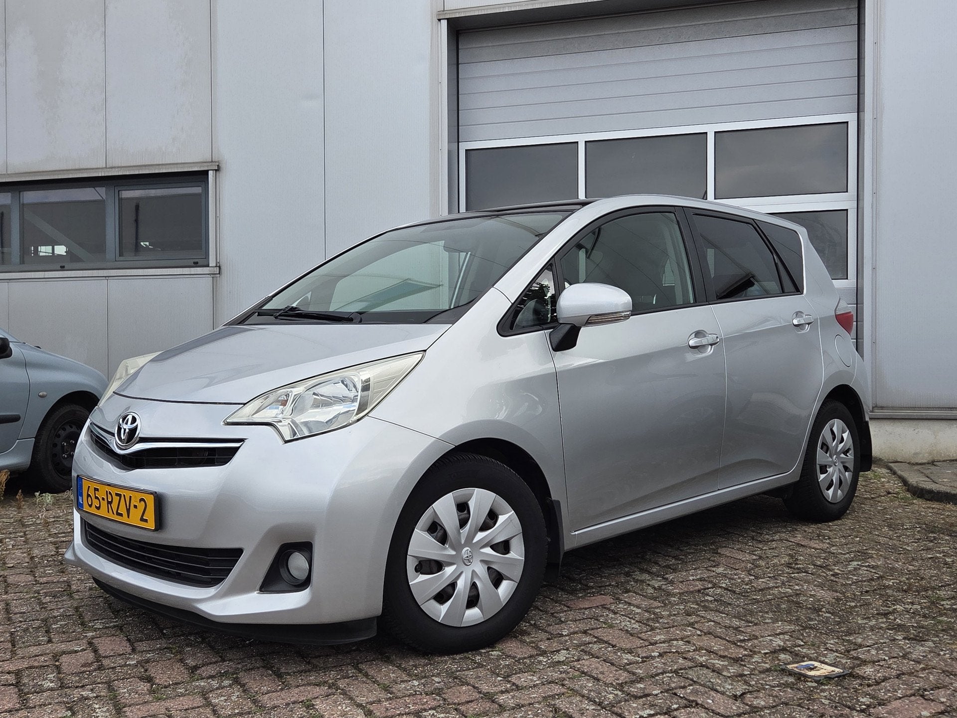 Toyota Verso-S 1.3 VVT-i Aspiration / Automaat / Camera / Ai, Auto's, Toyota, Euro 5, Gebruikt, 4 cilinders, Bedrijf
