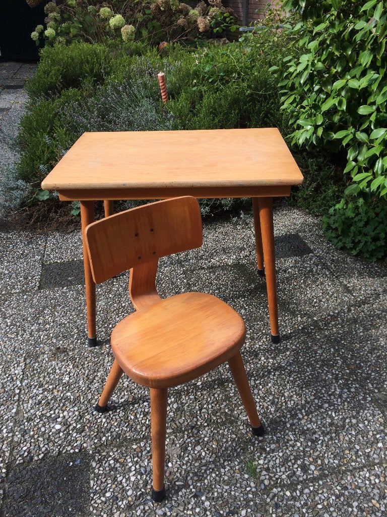 kleuterstoel kinderstoel en bijpassende tafel hout, Ophalen, Zo goed als nieuw, Tafel(s) en Stoel(en)