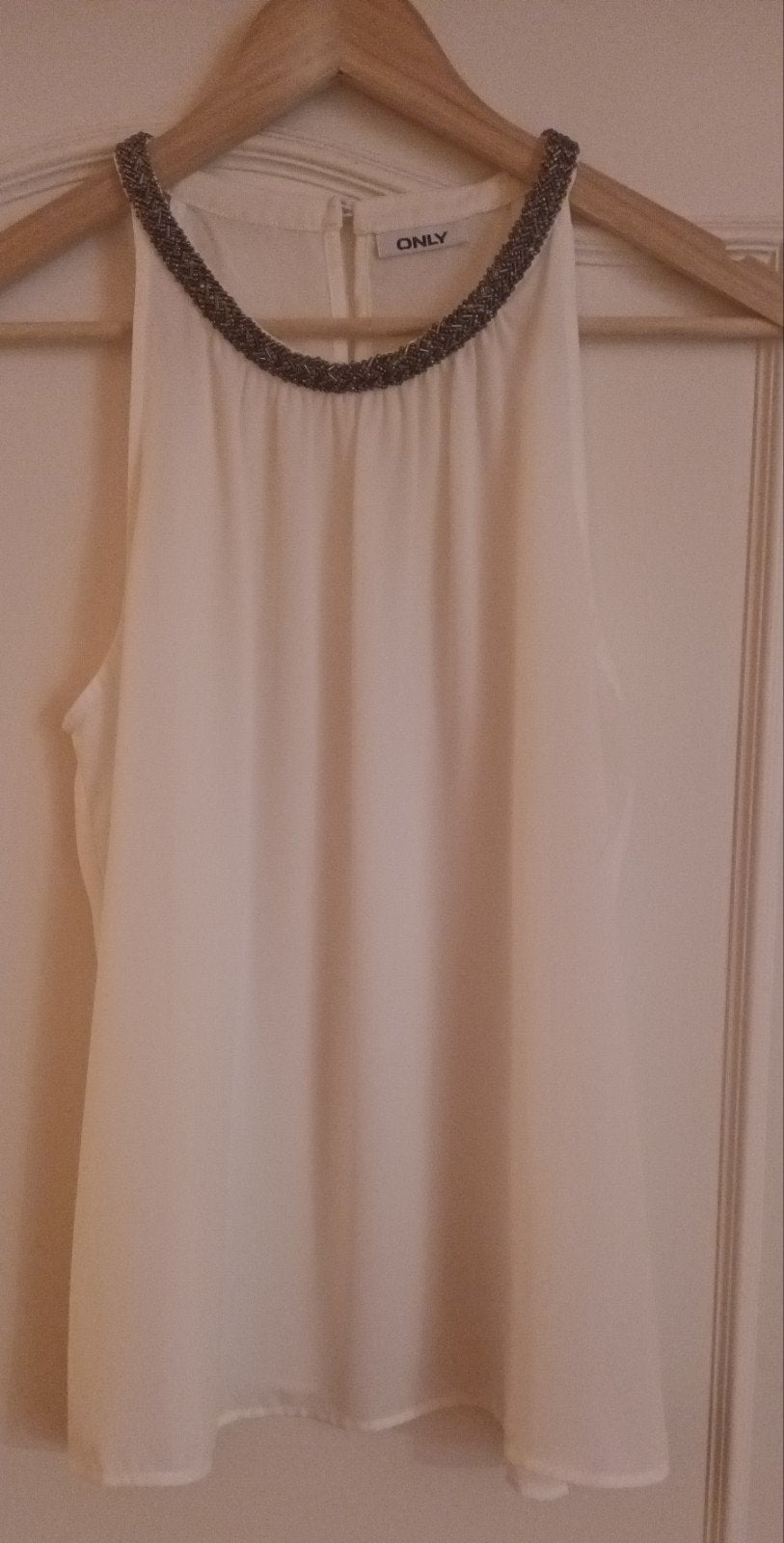 Leuke top van Only, wit met glimmende hals, maat 40, Maat 38/40 (M), Wit, Ophalen of Verzenden, Zo goed als nieuw