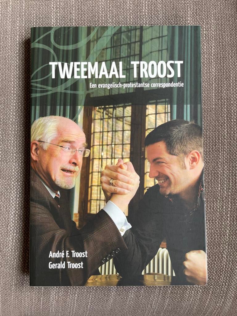 Tweemaal Troost - Gesigneerd exemplaar, Boeken, Biografieën, Zo goed als nieuw, Ophalen of Verzenden