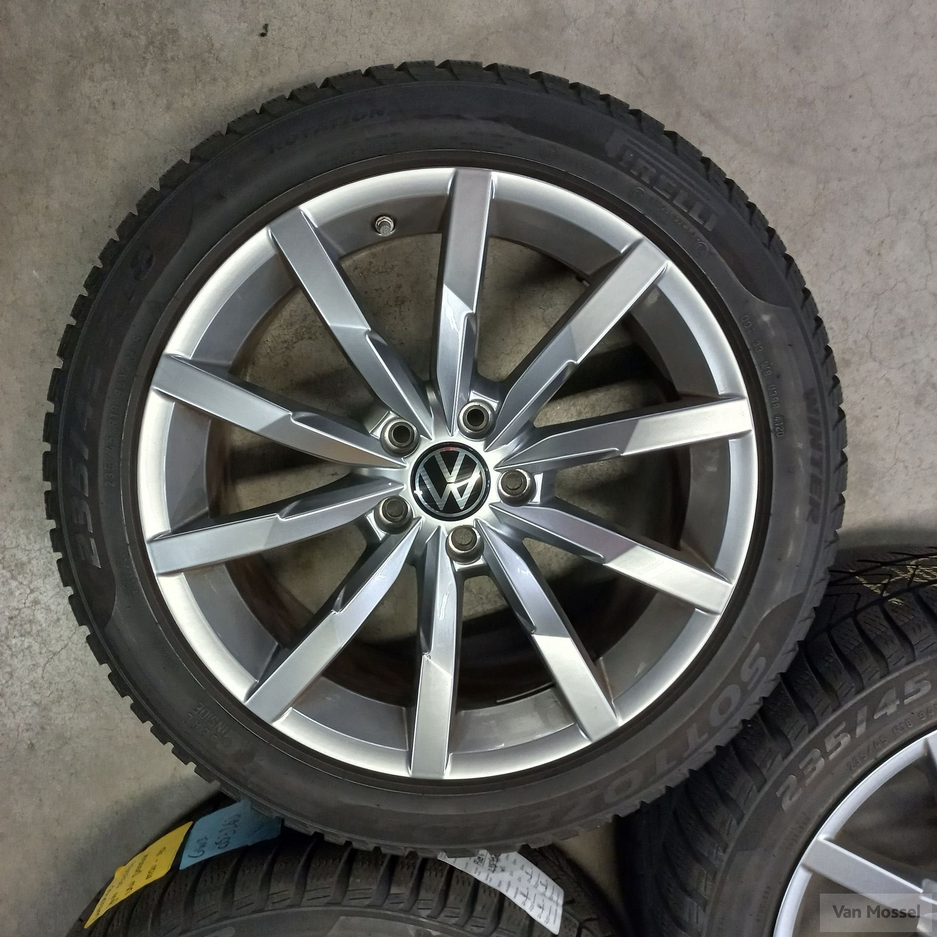 Vollkswagen Passat Pirelli Sottozero 3 235/45/R18 94V, 18 inch, Gebruikt, -, -