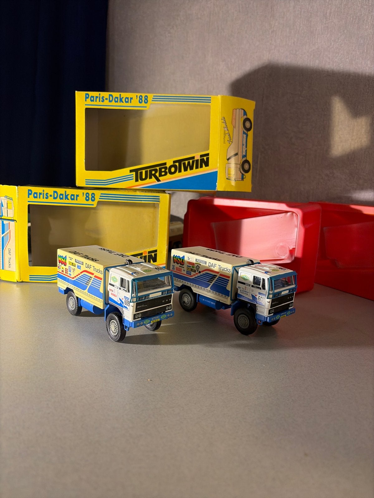 DAF Trucks Paris-Dakar '88 Turbotwin modelauto's, Hobby en Vrije tijd, Ophalen of Verzenden, Gebruikt, Bus of Vrachtwagen, Lion Toys