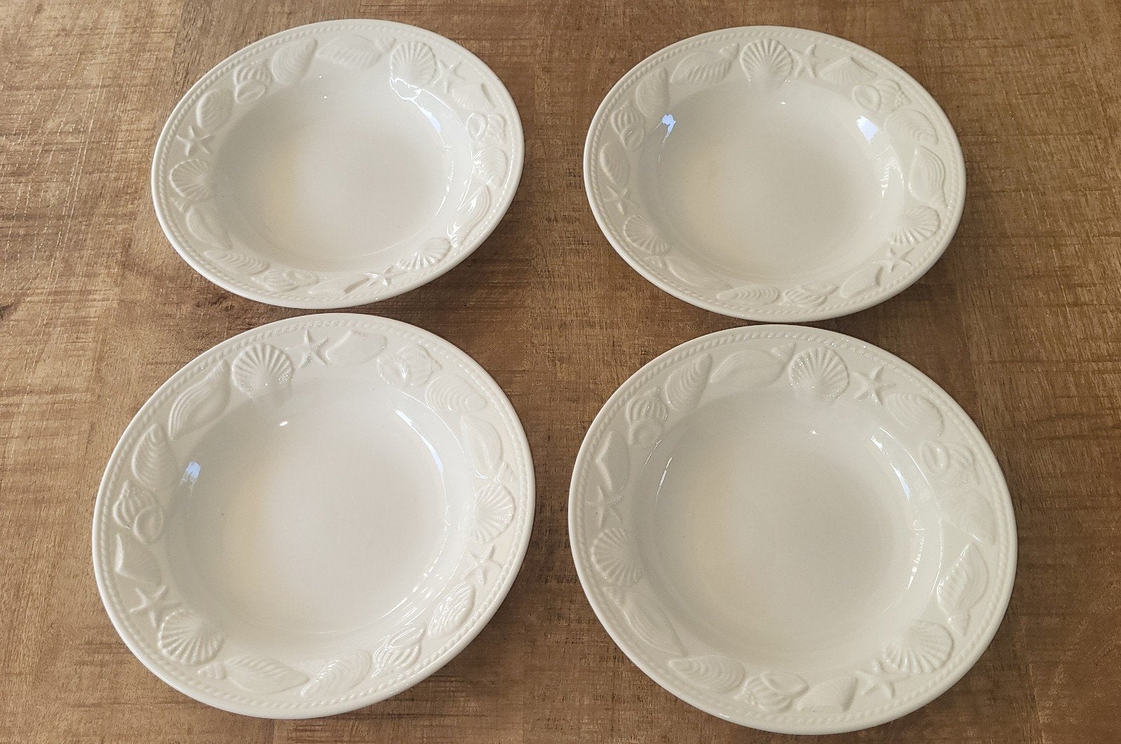 4x Diepe borden met schelpen reliëf, Ophalen, Overige merken, Keramiek, Zo goed als nieuw