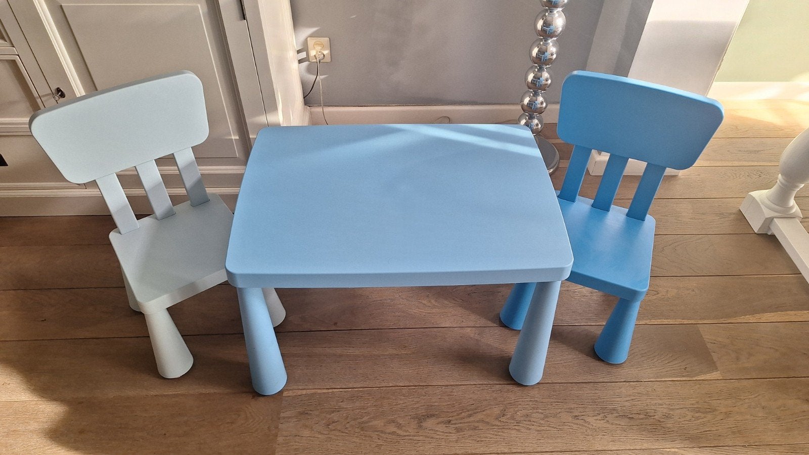 IKEA MAMMUT Kinder Tafel met 2 Stoelen - Blauw/Licht Blauw, Ophalen of Verzenden, Gebruikt, Tafel(s) en Stoel(en)