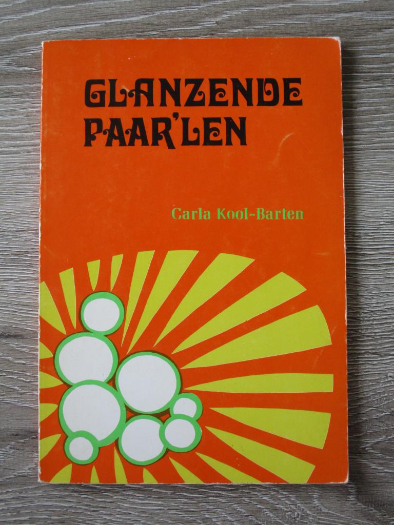 Glanzende paar\'len - Carla Kool-Barten, Boeken, Ophalen of Verzenden, Gelezen