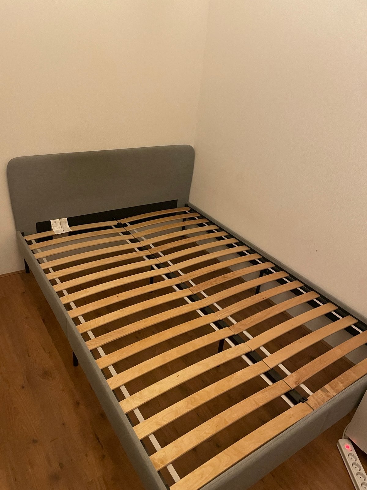 Bed 140x200, grijs, IKEA SLATTUM, Gebruikt, Tweepersoons, 200 cm, 140 cm