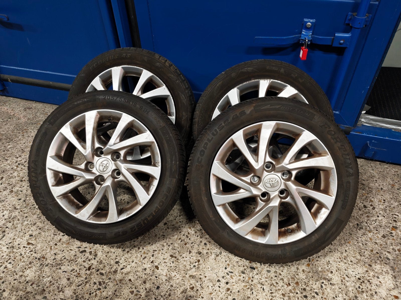 Selling original Toyota 5 114.3 R16 wheels. With good tires., Auto-onderdelen, Banden en Velgen, Gebruikt, 16 inch, Banden en Velgen