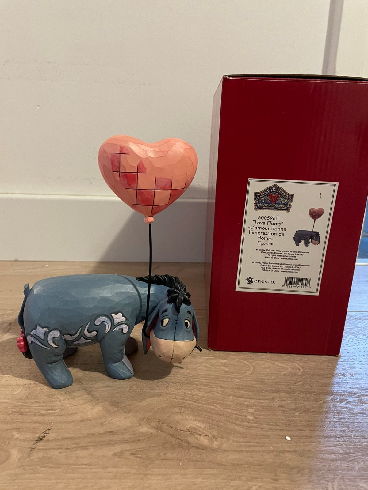 Disney Traditions Jim Shore Eeyore Love Floats hart, Verzamelen, Ophalen of Verzenden, Winnie de Poeh of vrienden, Nieuw, Beeldje of Figuurtje