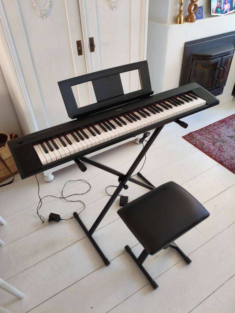 Yamaha Piaggero NP-32 Digitaal Piano met standaard en kruk, Ophalen, Zwart, Digitaal, Zo goed als nieuw