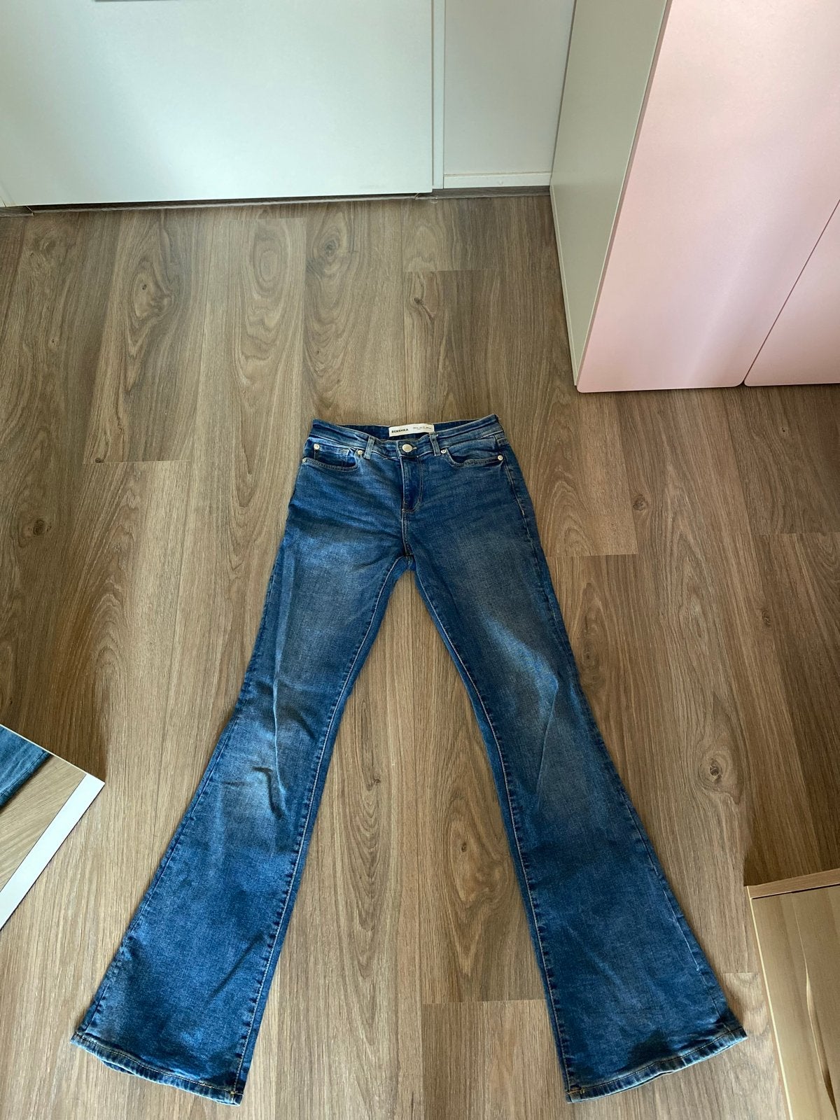 Bershka flared jeans - Maat 34, Kleding | Dames, Ophalen, Zo goed als nieuw, Blauw, W27 (confectie 34) of kleiner