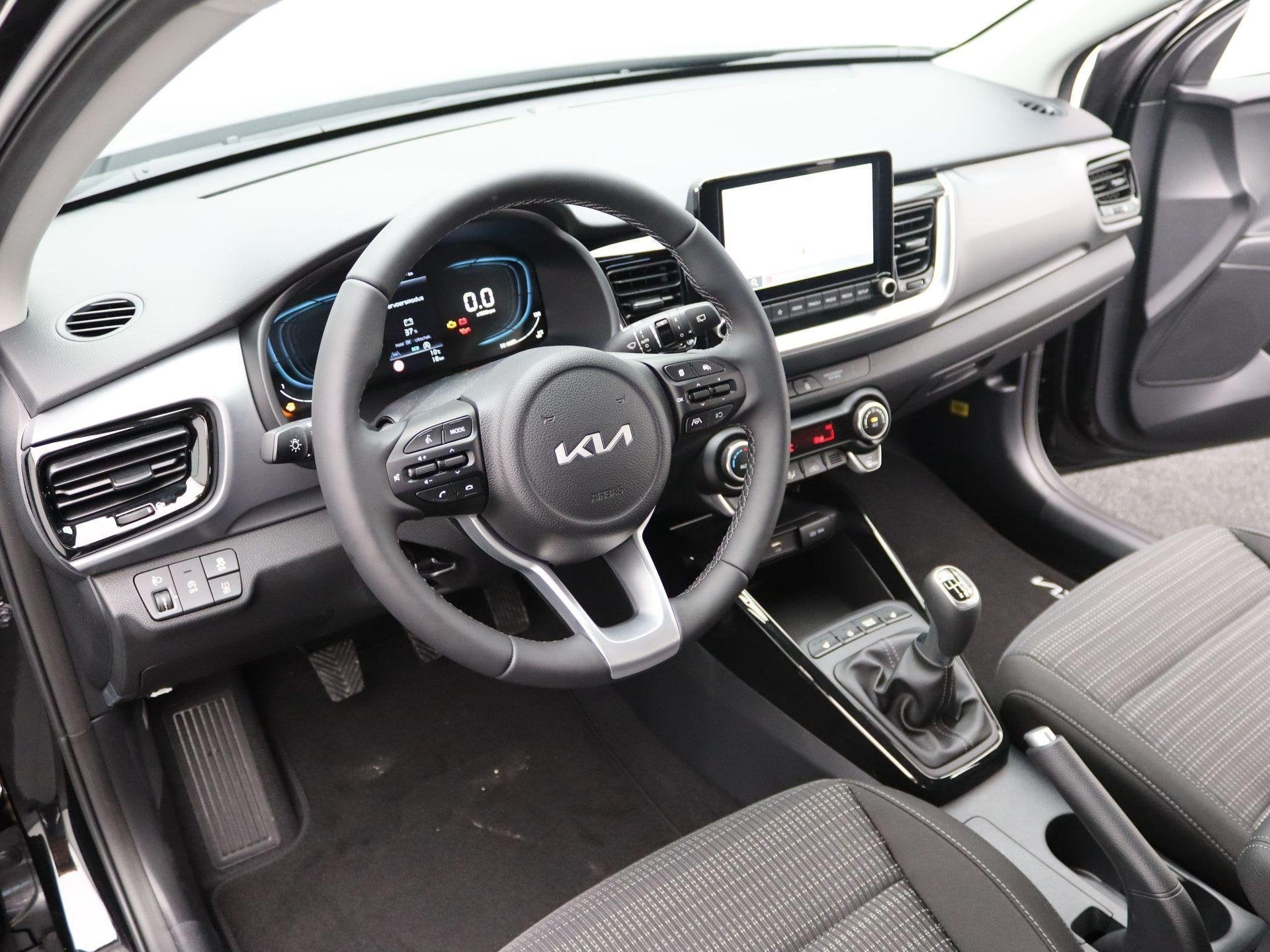 Kia Stonic 1.0 T-GDi MHEV DynamicPlusLine | Uit Voorraad lev, Auto's, Kia, Voorwielaandrijving, Zwart, Handgeschakeld, 3 cilinders
