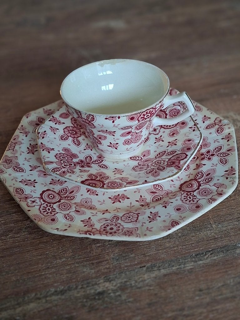 Vintage theekopje met schotel en gebaksbordje - Bloemenprint, Gebruikt, Overige merken, Verzenden, Keramiek