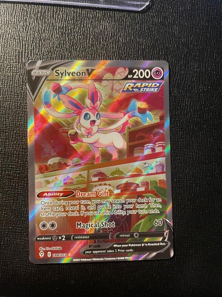Sylveon V 184 - Evolving skies, Ophalen of Verzenden, Zo goed als nieuw, Losse kaart