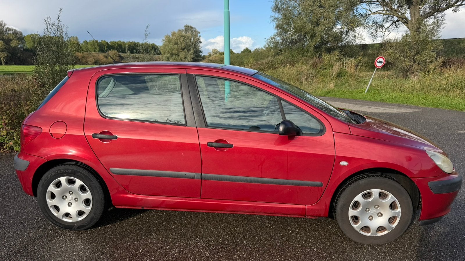 Peugeot 307 1.4 Gentry 5DR 2002 Rood, Voorwielaandrijving, 15 km/l, 4 cilinders, 49 €/maand