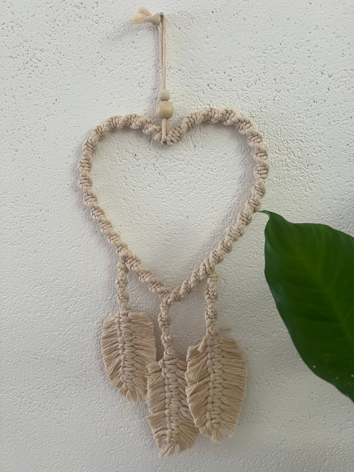Macramé hart met veren - Boho wanddecoratie, Beige, Boho, Nieuw, Ophalen of Verzenden