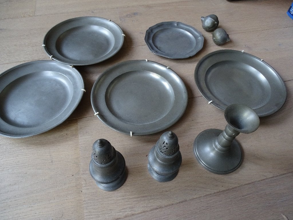 Verzameling tin (borden, kandelaar, ijsvormpjes, strooiers), Ophalen
