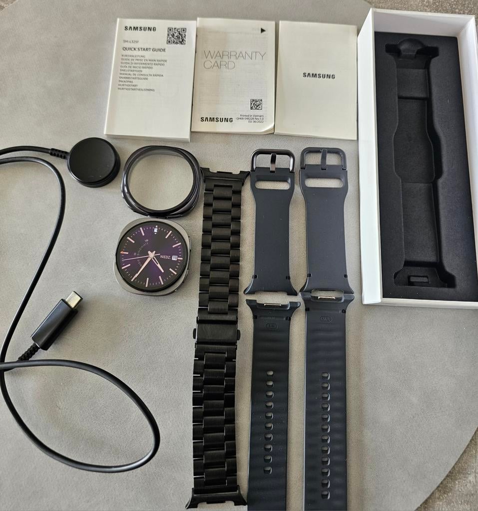 Samsung Galaxy Watch 8 40mm LTE + 3 bandjes + protector, Ophalen of Verzenden, Zo goed als nieuw, Zwart, Android
