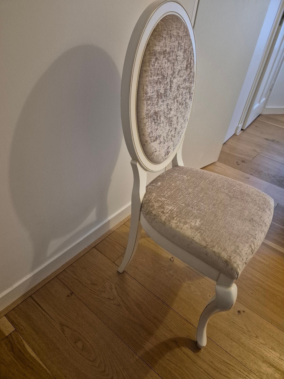 Elegante stoel, ovale rugleuning en gecapitonneerde zittin, Hout, Wit, Zo goed als nieuw, Eén