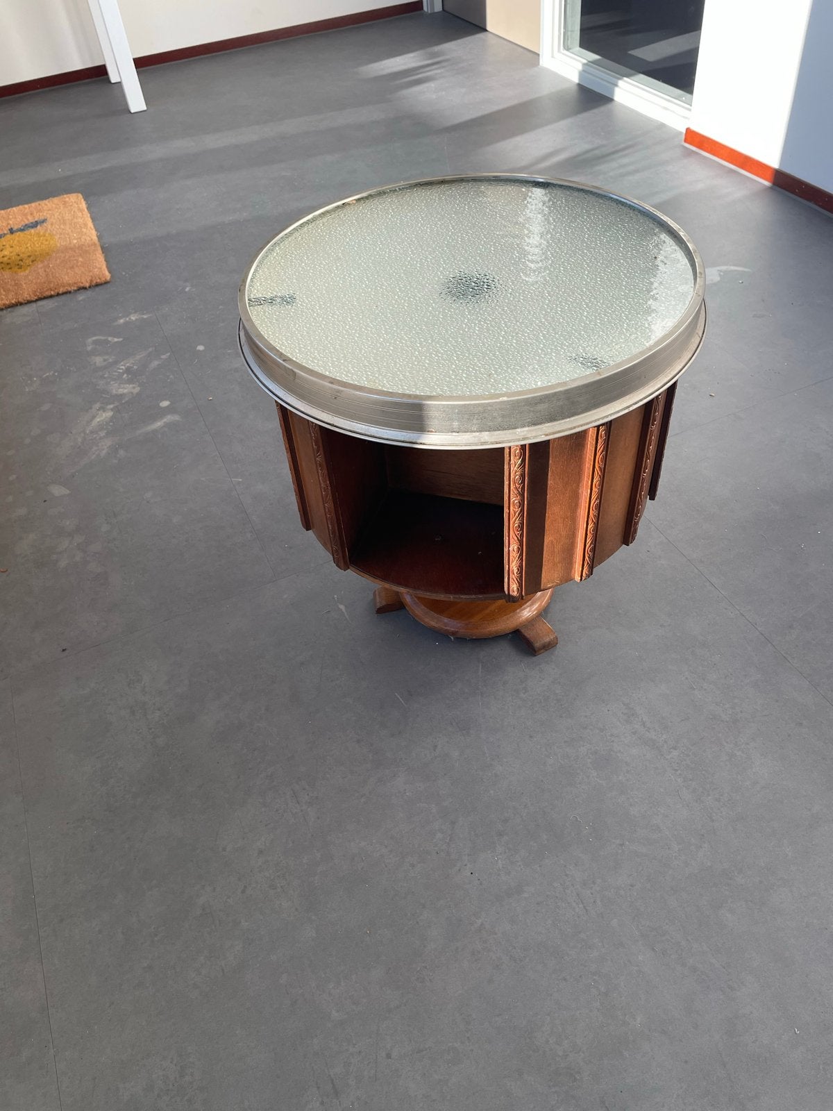 Vintage bijzettafel met glazen blad en houtsnijwerk, Ophalen
