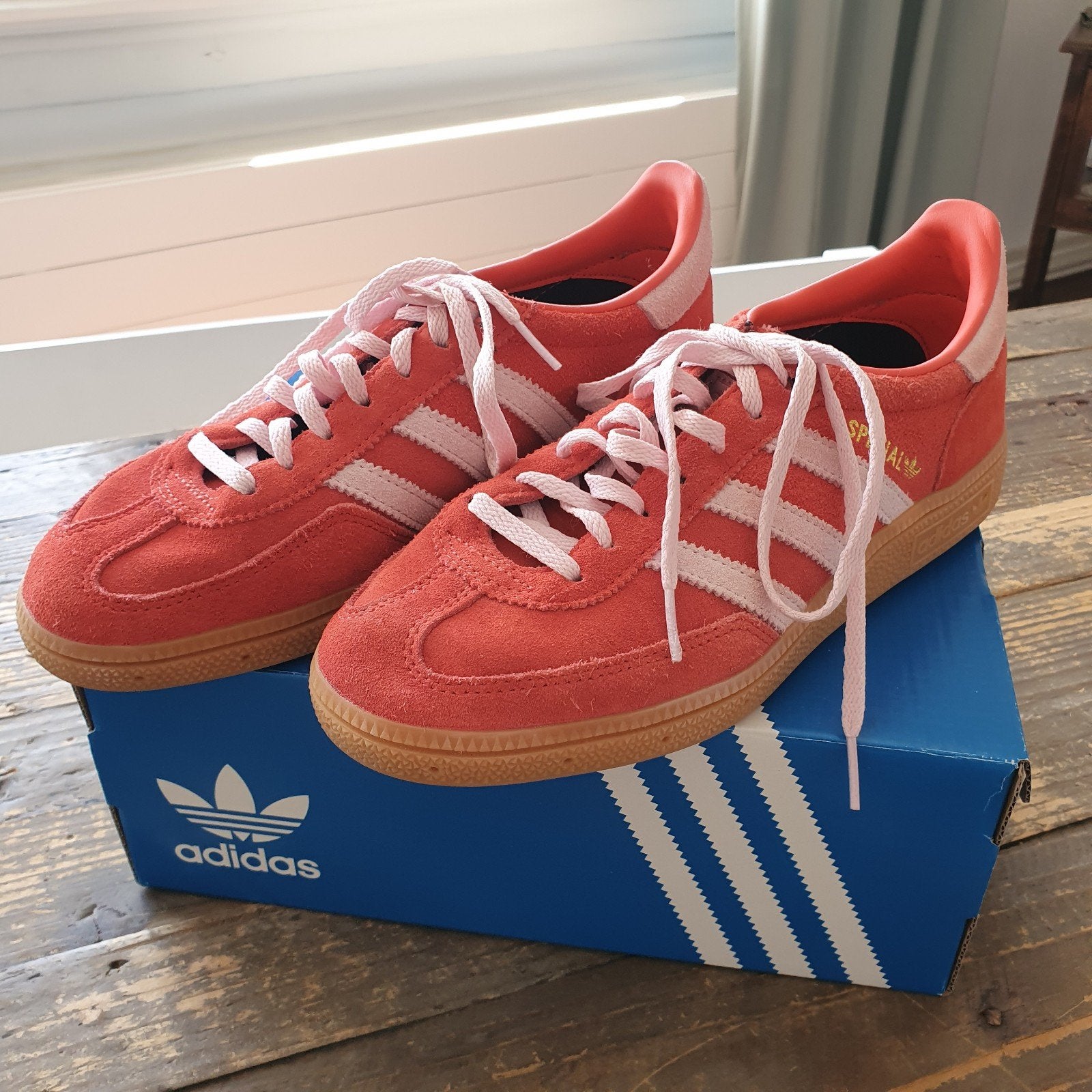 Te koop new Adidas spezial sneaker rood, Ophalen of Verzenden, Zo goed als nieuw, Rood, Sneakers of Gympen