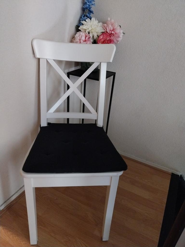 4 IKEA Ingolf stoelen inclusief zwarte kussentjes, Ophalen